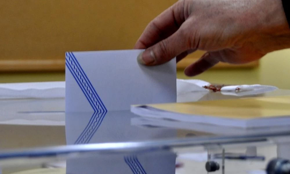 Νέα δημοσκόπηση: Πανδημία-ακρίβεια "τρώνε" την κυβέρνηση